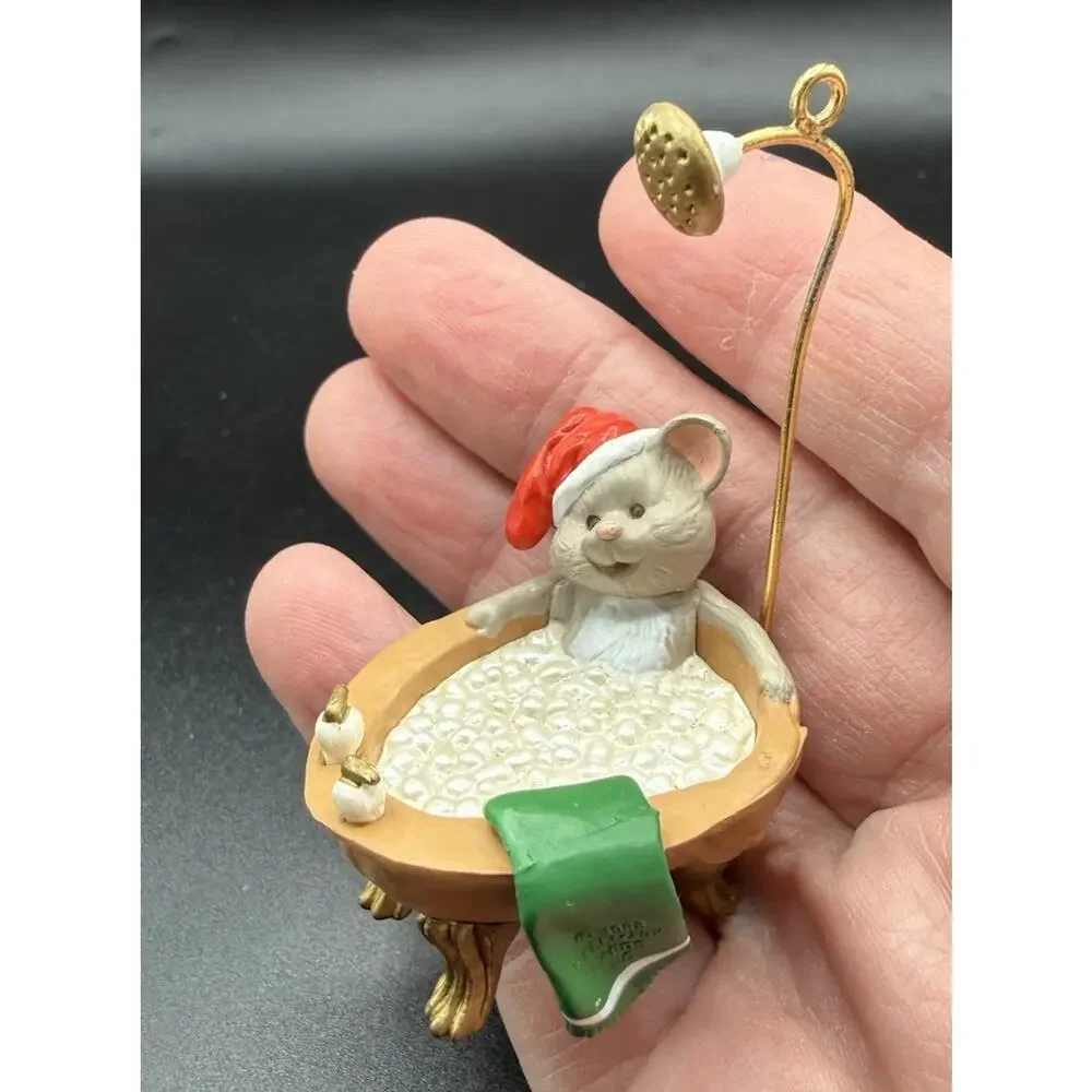 1988 Hallmark Ceramic Mouse in Bubble Bath Walnut Shell Squeaky Clean LO14